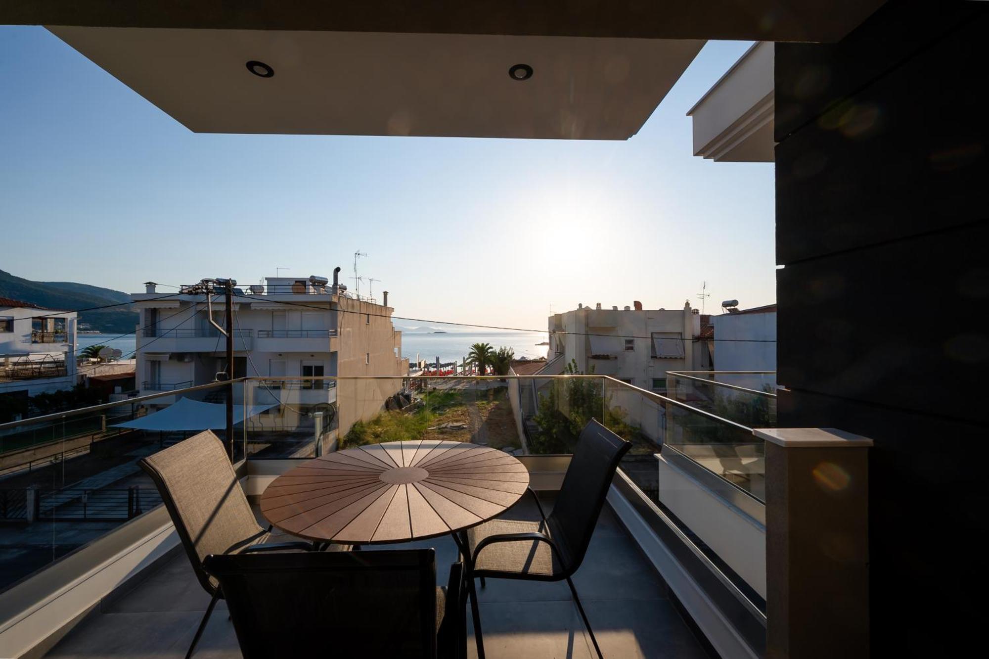 Blue Wave Luxury Suites Nea Iraklitsa Pokoj fotografie